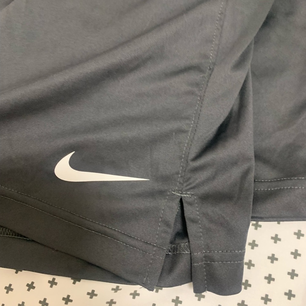 Nike basketball shorts size L gray